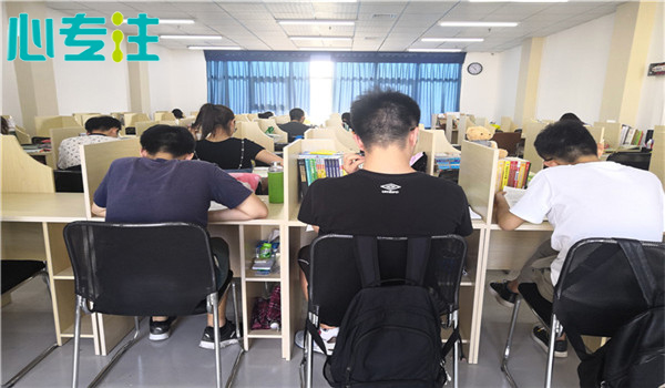 为了梦想而奋斗，河南考研自习室助你金榜题名，逐梦考研.jpg