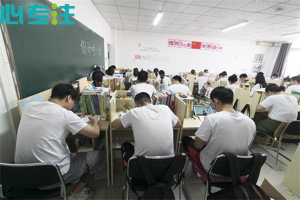 枣庄寄宿考研学校，有考研所需要的学习氛围和环境.jpg